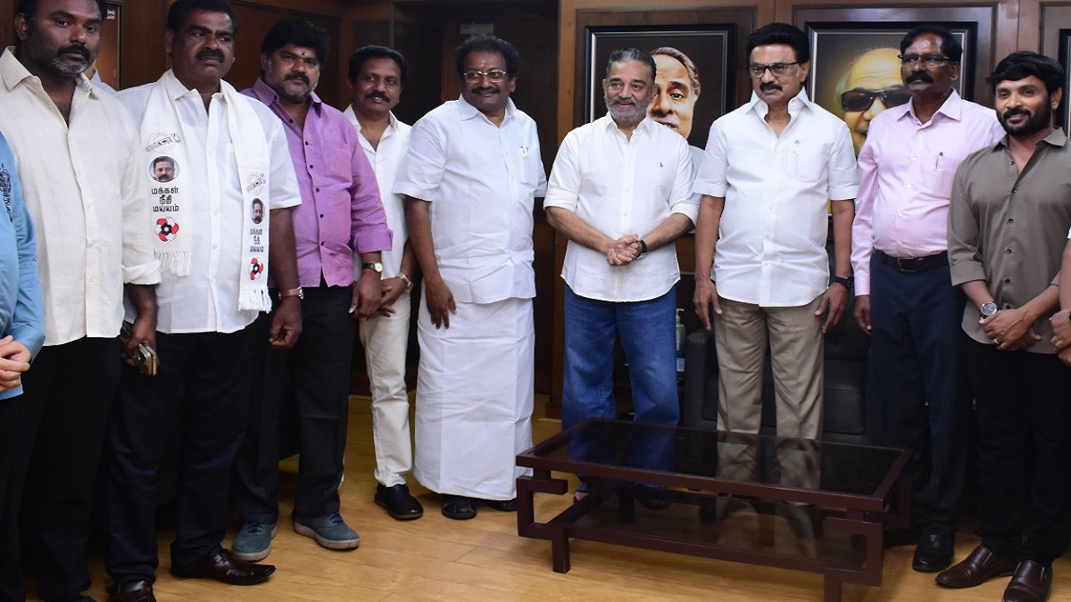 மக்களவையில் போட்டியிடாமல் ஒரு ராஜ்யசபா சீட் வாங்கிய கமல்ஹாசன்.. சட்டசபை தேர்தலிலும் போட்டியிடாமல் திமுகவுக்கு ஆதரவு.. ஒரு கட்சி ஆரம்பித்து தேர்தலில் போட்டியிடாமல் இன்னொரு கட்சியின் வெற்றிக்கு வேலை செய்வதற்கு எதற்காக மக்கள் நீதி மய்யம்? பேசாமல் சரத்குமார் பாஜகவிடம் இணைந்தது போல் கட்சியை திமுகவுடன் இணைத்துவிடலாமே.. இப்படி ஒரு அரசியல் செய்வதற்கு ரஜினி மாதிரி ஒதுங்கியிருக்கலாமே? நெட்டிசன்களின் காரசார விமர்சனம்..!