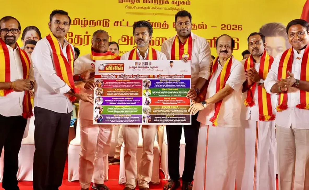 மத்தவங்க கொடுத்தா அது வெறும் ‘வாக்குறுதி’… ஆனா விஜய் சொன்னா அது மக்களுக்குக் கிடைக்கப்போற உறுதி.. நீங்க 1000, 2000-னு கணக்கு பார்க்குறீங்க… ஆனா விஜய் மக்களோட கஷ்டத்தை பார்த்து ‘சூப்பர் ஸ்டார்’ கணக்கா 2500-னு ஸ்கோர் பண்றாரு! அவங்க தந்தது வெறும் திட்டம்… விஜய் தர்றது மக்களுக்கான ‘தர்மம்’!
