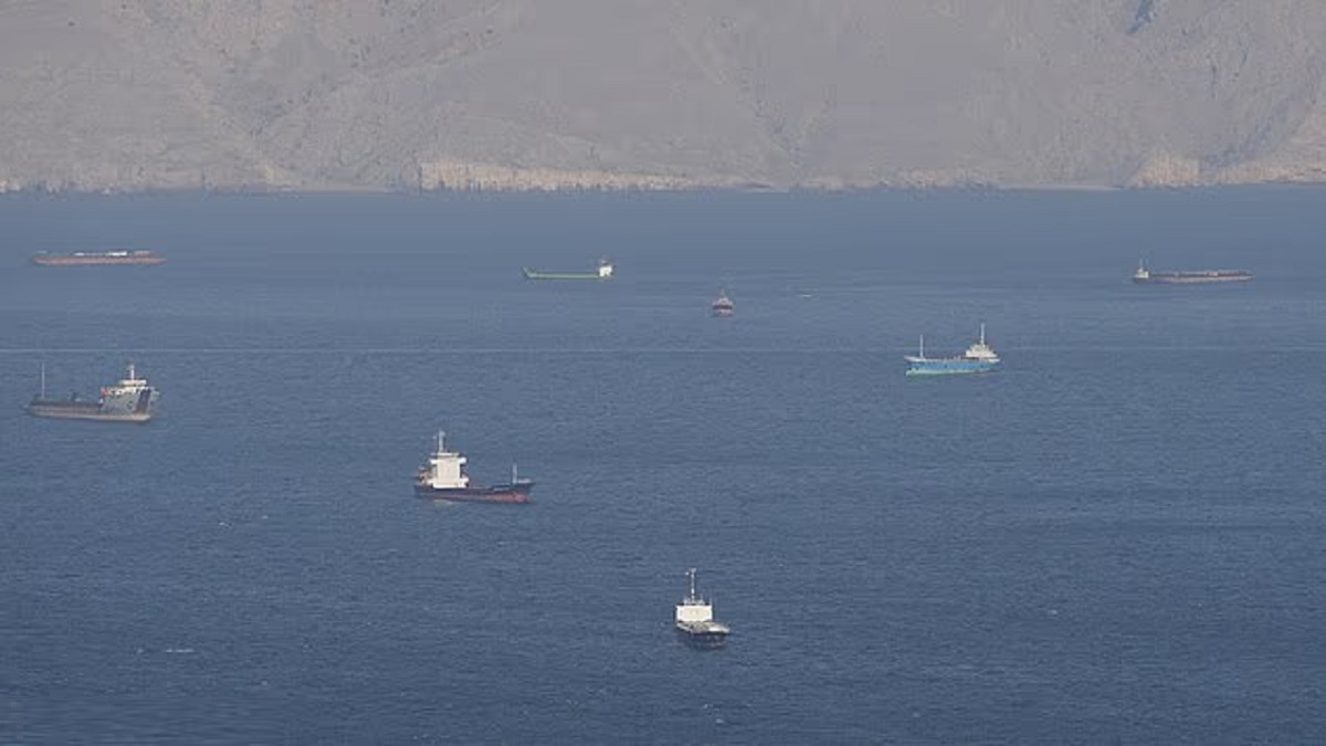 எங்களை மீறி ஒரு கப்பல் கூட ஈரானுக்கு போக கூடாது, ஈரானில் இருந்து கிளம்ப கூடாது… ஹார்முஸ் ஜலசந்தி சுற்றி வளைத்த அமெரிக்க கப்பல் படை.. இது ஒரு ஆரம்பம்தான்… ஆழ்கடல்ல கப்பலை ஏறி பிடிக்கிறதுதான் அடுத்த லெவல் கேம். ஈரான் ஏதாவது சேட்டை பண்ணினா கடலே ரத்தமா மாறும்! அமெரிக்க கப்பல் படை எச்சரிக்கை..!