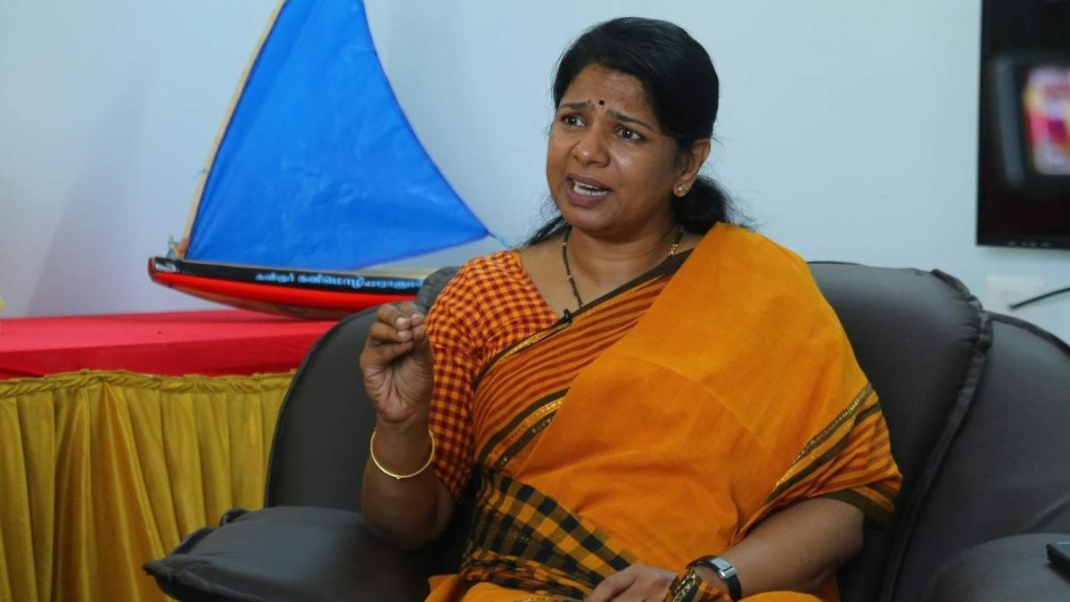 அதிமுகவுக்கு ஆதரவு தரும் அளவுக்கு திமுக தரம் தாழ்ந்து போய்விட்டதா? கொந்தளித்த கனிமொழி? கட்சியை நடத்த முடியாவிட்டால், என்னிடம் கொடுங்கள், கலைஞர் கனவை நான் நிறைவேற்றி காட்டுகிறேன்.. சபதம் இடுகிறாரா கனிமொழி? உதயநிதி தலைமையை ஏற்று கொள்ளாத சீனியர்கள் கனிமொழிக்கு ஆதரவா?