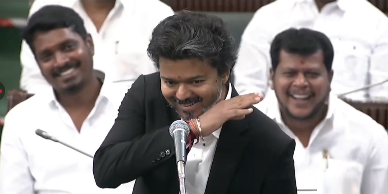 ஒரே ஒரு வார்த்தைல மொத்த பேரையும் ட்ரிக்கர் பண்ணி விட்டாரு.. டாஸ்மாக்ல கட்டிங் வாங்குறதுதான் உங்க பாலிசினா… அதை அப்படியே திருப்பி கஜானாவுக்குக் கொண்டு வர்றதுதான்டா நம்ம தவெக-வோட அட்மினிஸ்ட்ரேஷன்! ‘பார்ட்டி ஃபண்ட்’ அப்படிங்கிற பேர்ல இத்தனை காலமா நீங்க போட்ட ஓட்டையை எல்லாம் அடைச்சு, கமிஷன் காசை இப்போ கஜானாவுக்குக் கொண்டு வந்து சேர்த்திருக்கோம். மக்கள் பணத்துல கட்சி வளர்த்த காலம் எல்லாம் முடிஞ்சு போச்சு தம்பி!”