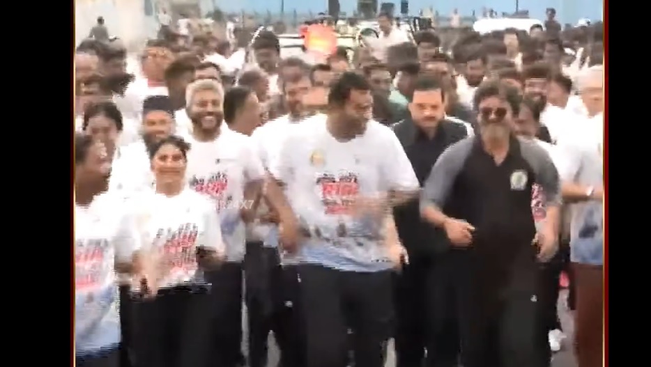 நான் நின்னா பொதுகூட்டம்.. நடந்தா ஊர்வலம்.. மாரத்தான் போட்டியில் ஓடினா அதுவும் மாஸ் ஆகும்.. இதுவரைக்கும் நடந்தது விளம்பரத்துக்காக நடத்துற பெய்டு ஓட்டப்போட்டி.. இப்ப முதல்வர் விஜய் நடத்துனது உண்மையான மாரத்தான் போட்டி.. இதுக்கு முன்னாடி மாரத்தான் ஓட்ட போட்டியில ஓடுன முதல்வரை இதுவரைக்கும் யாராவது பார்த்திருக்கீங்களா? இதுக்கு பேர் தான் மக்களின் முதல்வர்.. இப்படியெல்லாம் செஞ்சா ஏன் ஜென்சி இளைஞர்கள் அவரை கொண்டாட மாட்டார்கள்…