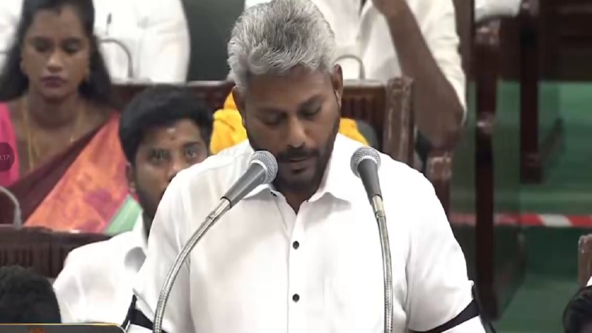 என்ன ஒரு ஆச்சரியம்.. பட்ஜெட் வாசிக்க தொடங்கி 1 மணி நேரம் ஆகப்போவுது.. எதிர்க்கட்சி வரிசையில் இருந்து எதிர்க்கட்சி தலைவர் உதயநிதி உள்பட யாரும் மூச்சுவிடுற சத்தம் கூட கேட்கலை.. எல்லோரும் அமைதியா உட்கார்ந்திருக்காங்க… நிதியமைச்சர் மரிய வில்சன் பட்ஜெட் படிக்க விடாம கூச்சல் போடுவாங்கன்னு எதிர்பார்த்தா, குண்டூசி விழுந்தா கூட சத்தம் கேட்கும் வகையில் அமைதியோ அமைதி.. முதலமைச்சர் விஜய் நேத்து குடுத்த குடுப்பு ஞாபகம் இருக்கும்போல.. இப்படித்தான் நல்லபிள்ளையா அமைதியா உட்கார்ந்து கூட்டம் முடிஞ்ச பின்னர் அமைதியா வீட்டுக்கு போகனும்.. டிவிகே பாய்ஸ்…
