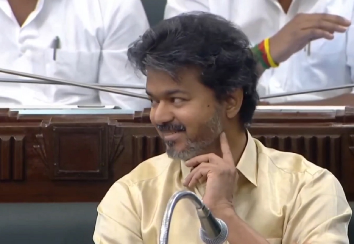இன்றைய சட்டமன்றத்தில் முதலமைச்சர் விஜய் சிரித்து கொண்டே ரசித்த வார்த்தைகள்… 10,000 ரூபாய் கையிருப்பு.. மஞ்சள் துண்டு.. சட்டமன்ற நேரலை.. பாத்ரூமில் 3 மணி நேரம்.