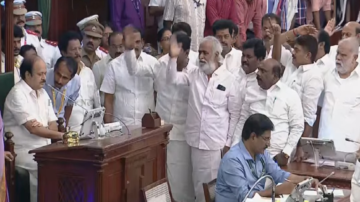 குண்டுக்கட்டாக தூக்கி வெளியேற்றப்பட்ட திமுக எம்.எல்.ஏக்கள்.. முதல்வர் பேசியதை அவைக்குறிப்பில் இருந்து நீக்க வேண்டுமா? இதெல்லாம் நடக்க வேண்டிய காரியமா?